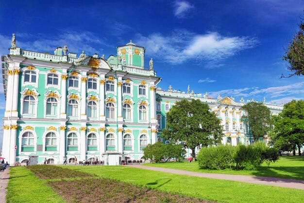 Sehen Sie sich den Winterpalast in Sankt Petersburg an. Russland.