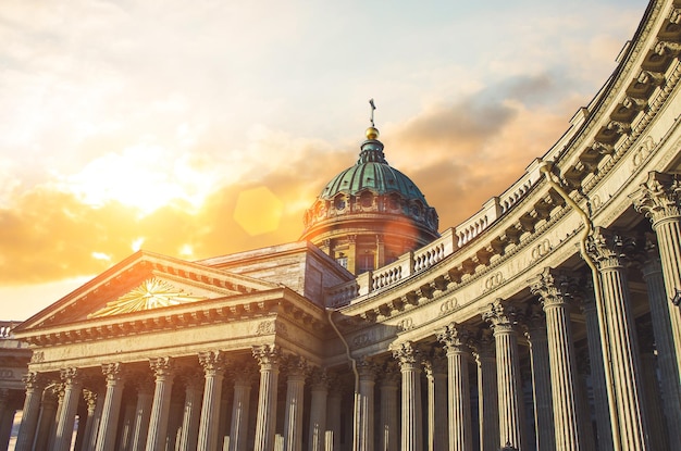 Sehen Sie sich die Kasaner Kathedrale in Sankt Petersburg am Abend Sonnenuntergang Himmel an