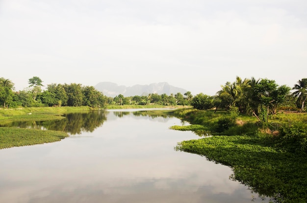 Sehen Sie sich die Landschaft des Angellifts und der Tauchnetzmaschine im Kanal im Fischerdorf Ban Pak Pra und den Berg Khao Oktalu oder The Hole Mountain in der Provinz Phatthalung im Süden Thailands an