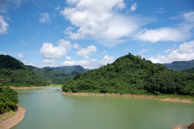 Sehen Sie sich die Landschaft des Bang Lang Reservoir und des Pattani Dam mit Berg und Wald im Bezirk Bannang Sata in der Provinz Yala Thailand an
