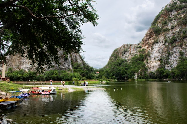 Sehen Sie sich die Landschaft des Khao Ngu Stone Park und den Waldkalkstein-Bergfelsen für Thailänder und ausländische Reisende an, besuchen Sie Ruhe, entspannen Sie sich und wandern Sie in der Stadt Rat Buri in Ratchaburi, Thailand