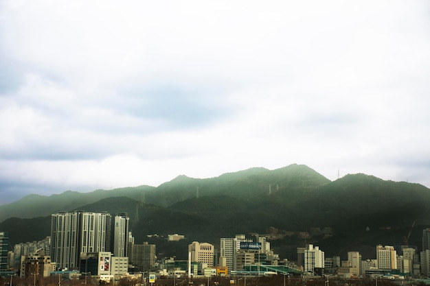 Sehen Sie sich die Landschaft, die Berge und das Stadtbild an, die die Innenstadt von Gimhae, die Hauptstadt und den Lebensstil der Koreaner, besuchen