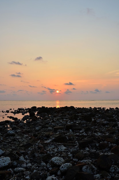 Sehen Sie sich die Landschaft, die Meereslandschaft und die Himmelswolkenlandschaft im Meer, Ozean, Golf von Thailand bei Sonnenuntergang, Dämmerungszeit für Thailänder, ausländische Reisende, Reisebesuche, Ruhe an, entspannen Sie sich am Aussichtspunkt der Insel Koh Chang in Trat Thailand