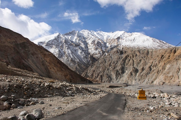 Sehen Sie sich die Landschaft mit den Himalaya-Bergen an und fahren Sie zwischen dem Diskit Turtok Highway und der Pangong Lake Road zum Pangong Tso High Grasland Lake während der Wintersaison in Leh Ladakh in Jammu und Kaschmir Indien
