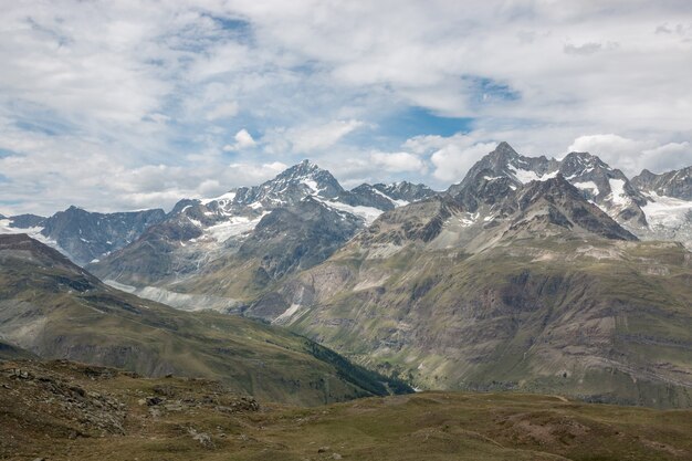 Sehen Sie sich die Nahaufnahme der Berge im Nationalpark Zermatt, Schweiz, Europa an. Sommerlandschaft, Sonnenscheinwetter, dramatischer blauer Himmel und sonniger Tag