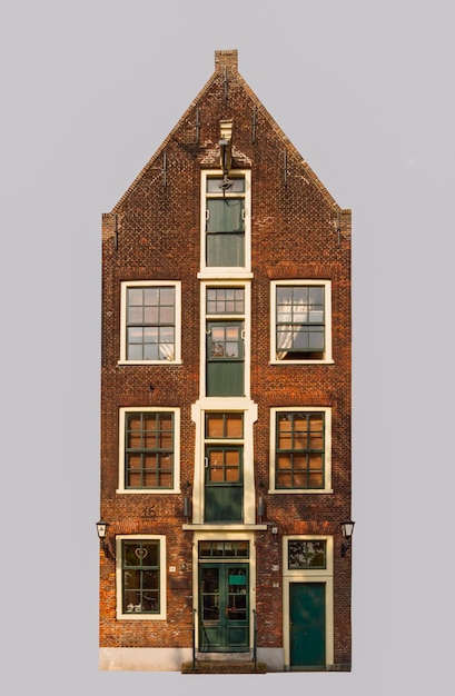 Sehen Sie sich ein altes Steinhaus mit Fensterläden in den Niederlanden an