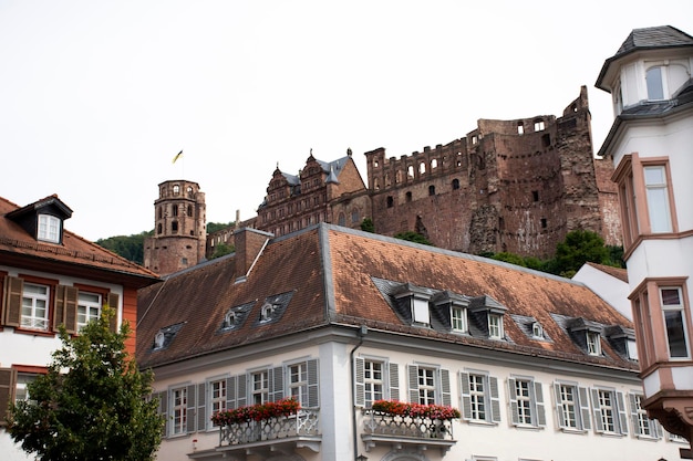 Sehen Sie sich Landschaft und Stadtbild mit dem Heidelberger Schloss und der Verkehrsstraße für Deutsche und Reisende an, besuchen und reisen Sie am 25. August 2016 in Heidelberg, Deutschland