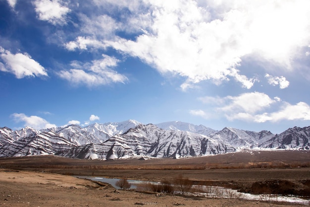 Sehen Sie sich während der Wintersaison in Leh Ladakh in Jammu und Kaschmir, Indien, die Landschaft des Hochgebirges und des Flusses Sindhu oder Indus auf dem Leh Manali und dem Srinagar Leh Highway an