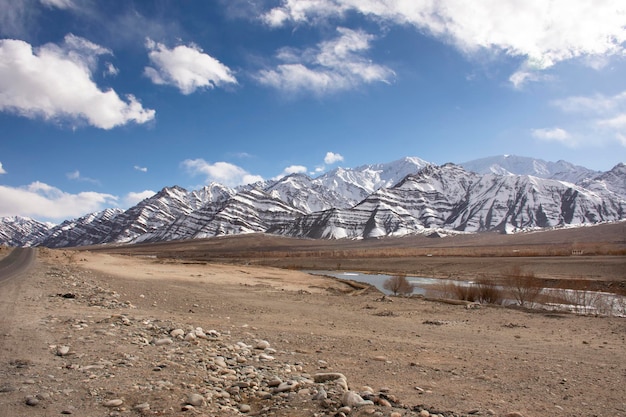 Sehen Sie sich während der Wintersaison in Leh Ladakh in Jammu und Kaschmir, Indien, die Landschaft des Hochgebirges und des Flusses Sindhu oder Indus auf dem Leh Manali und dem Srinagar Leh Highway an