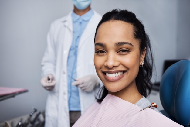Sehen Sie, was eine gute Zahngesundheit für Ihr Lächeln tun kann Porträt einer jungen Frau, die zahnärztliche Arbeiten an ihren Zähnen durchführen lässt