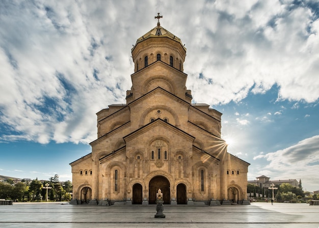 Sehenswürdigkeit der Kathedrale vor einem bewölkten Himmel