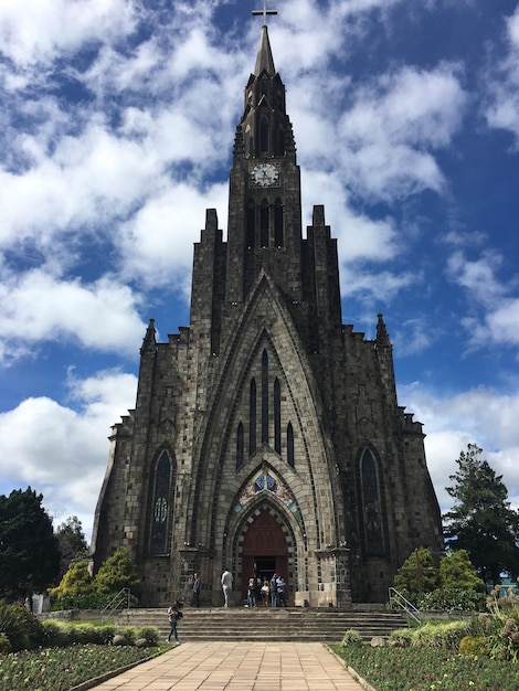 Foto sehenswürdigkeit der kathedrale vor einem bewölkten himmel