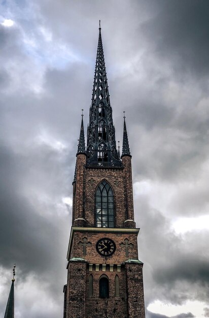 Foto sehenswürdigkeit der kirche vor einem bewölkten himmel