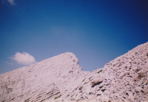 Foto sehenswürdigkeit des berges vor klarem blauem himmel