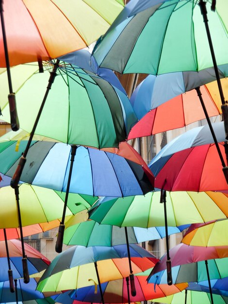 Foto sehenswürdigkeit des bunten regenschirms