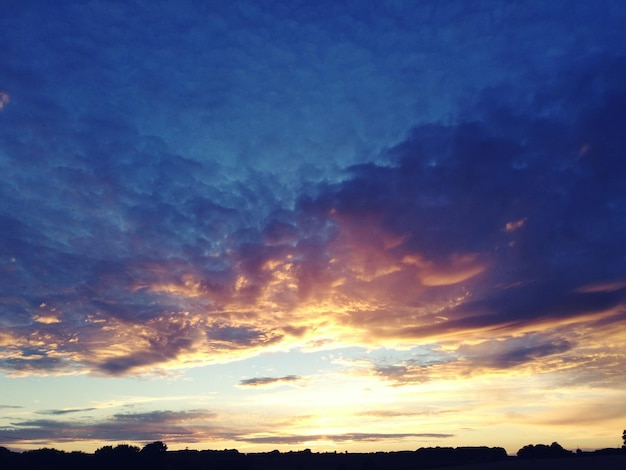 Sehenswürdigkeit des Himmels bei Sonnenuntergang