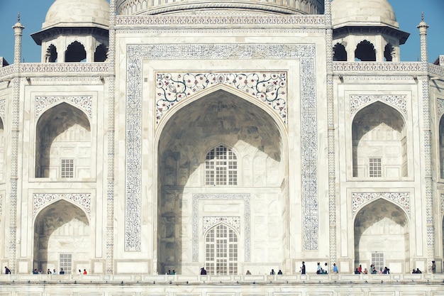 Sehenswürdigkeit des Taj Mahal an einem sonnigen Tag