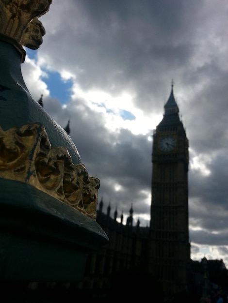 Foto sehenswürdigkeit von big ben vor einem bewölkten himmel