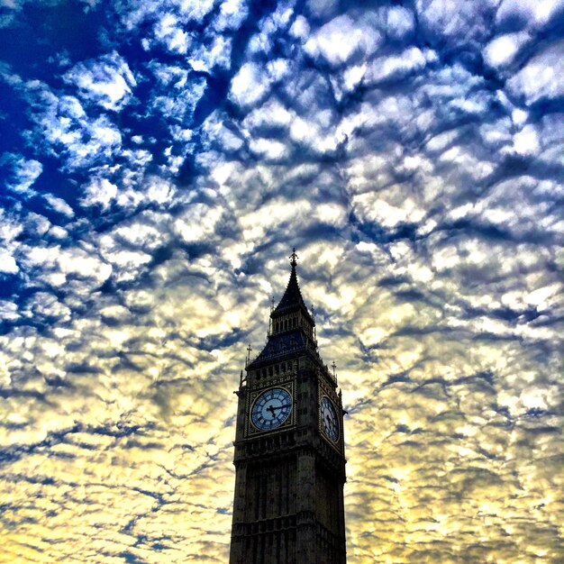 Foto sehenswürdigkeit von big ben vor einem bewölkten himmel