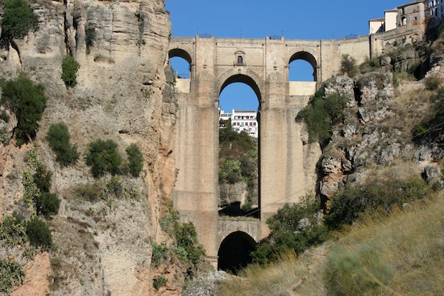 Sehenswürdigkeit von Puente Nuevo an einem sonnigen Tag