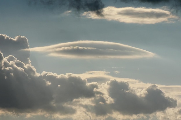 Foto sehenswürdigkeit von sonnenlicht, das durch wolken strömt