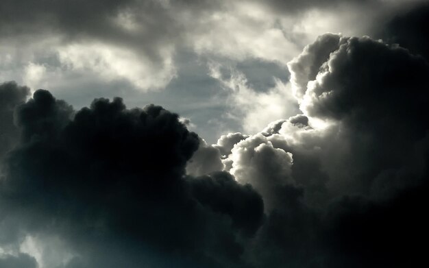 Foto sehenswürdigkeit von sonnenlicht, das durch wolken strömt