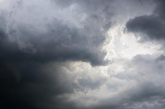 Foto sehenswürdigkeit von sonnenlicht, das durch wolken strömt