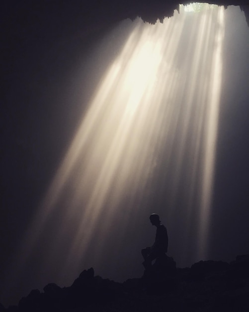 Foto sehenswürdigkeit von sonnenstrahlen im dunkeln