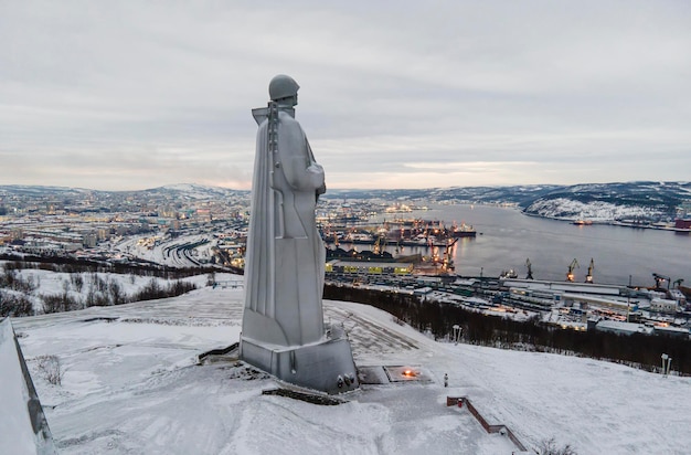 Sehenswürdigkeiten der Stadt. Blick auf das Denkmal für die Verteidiger der Arktis, das Hauptsymbol der Stadt an einem kurzen Wintertag. Draufsicht, Luftaufnahme,