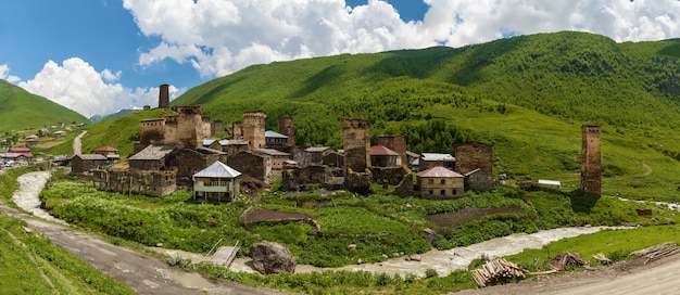 Sehenswürdigkeiten von Georgien die Stadt Mestia Ushguli. Blick auf das Dorf Adishi. Oberes Swanetien, Georgien