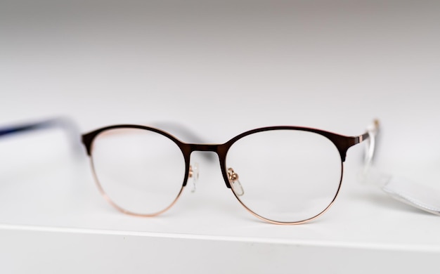 Sehkorrekturlinsen Nahaufnahme von Brillen auf dem Tisch Stock Foto