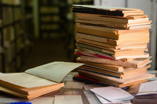 Sehr alte Bücher, die auf den Regalen in der Bibliothek sitzen.