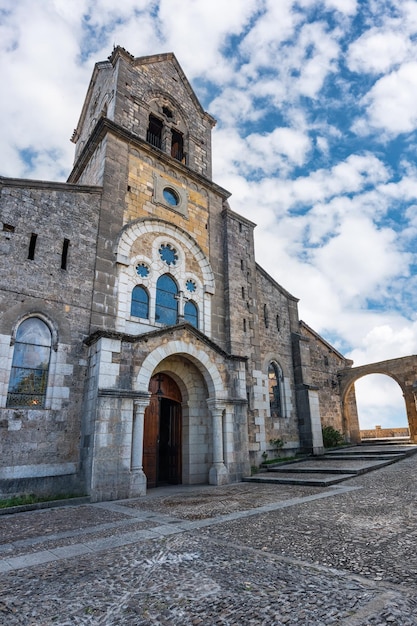 Foto sehr alte steinkirche im touristischen dorf frias burgos, spanien