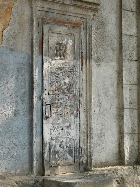 Sehr alte Tür mit abblätterndem Lackkonzept