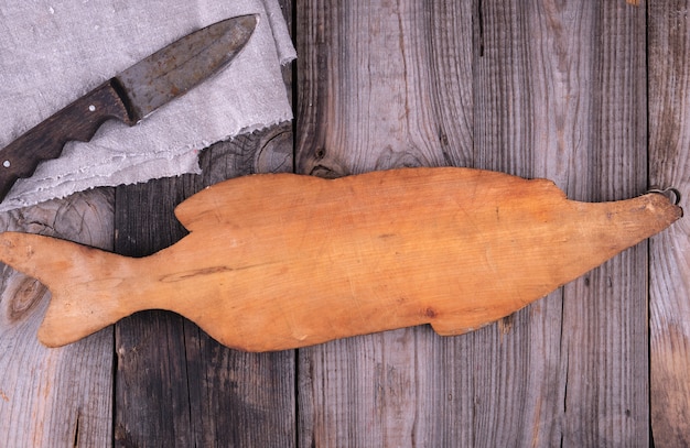 Sehr altes leeres Holzschneidebrett und Messer