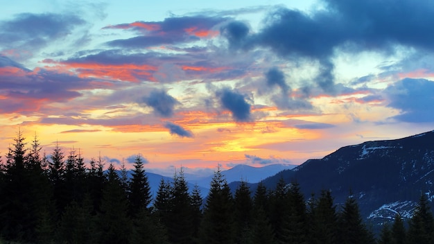 Sehr bunter Sonnenuntergang in den Bergen. tolle Natur und Landschaften