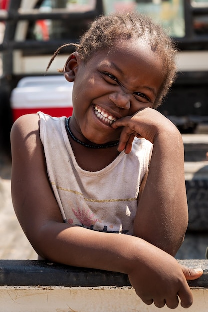 Foto sehr fröhliches, schönes junges mädchen aus namibiaafrika