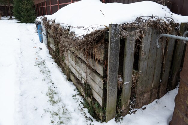 Sehr großer dreiteiliger hölzerner Kompostkasten-Stehgarten im Winter auf dem Land zur ökologischen Kompostierung von Lebensmitteln und Gartenabfällen