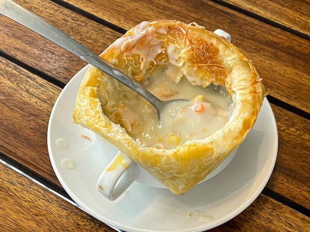 Foto sehr leckere hühnerkuchenkuchen suppe zuppa toscana oder brot oder toskanische oder minestra pane oder zuppa suppe