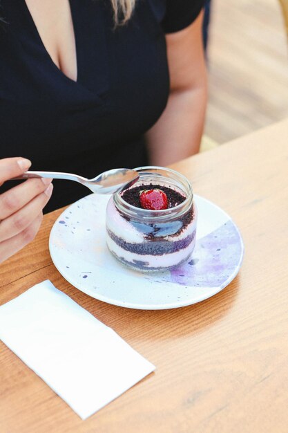 Sehr leckeres Dessert in Gläsern, süß und Kuchen in Gläsern