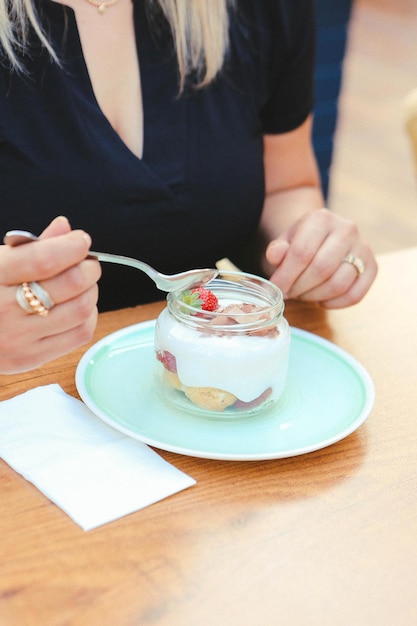 Sehr leckeres Dessert in Gläsern süß und Kuchen in Gläsern