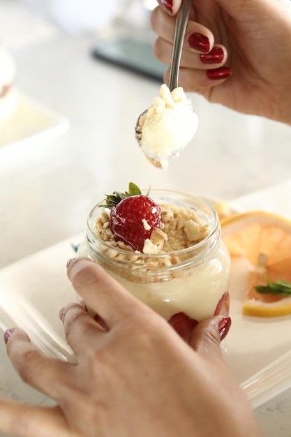 Sehr leckeres Dessert in Gläsern süß und Kuchen in Gläsern