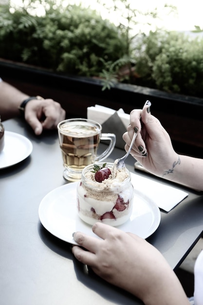 Sehr leckeres Dessert in Gläsern süß und Kuchen in Gläsern