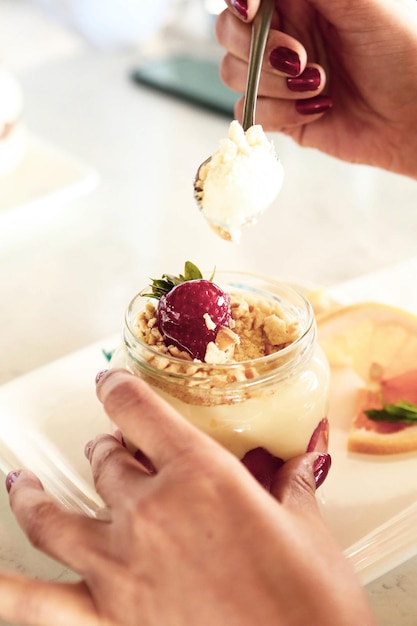 Foto sehr leckeres dessert in gläsern, süß und kuchen in gläsern