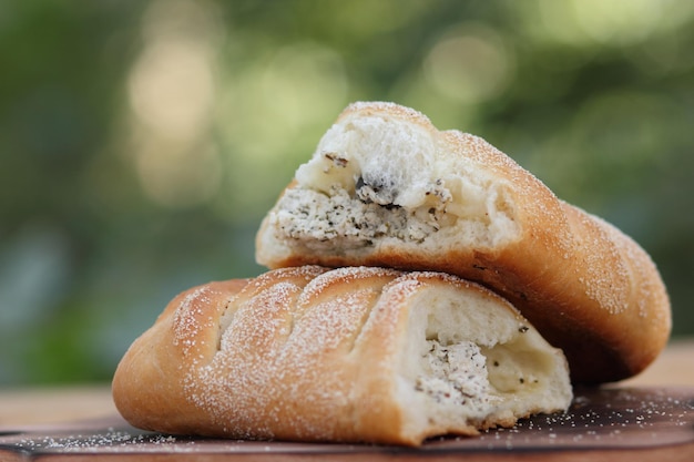 Sehr leckeres und leckeres Gebäck mit Hüttenkäse und Oliven auf einem Holztisch Leckere frische, knusprige Backwaren auf verschwommenem Hintergrund