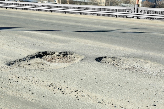 Sehr schlechte Straße mit Schlaglöchern