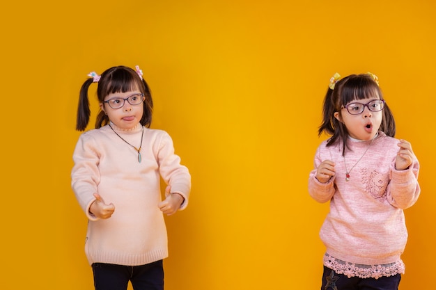 Sehr schön sein. Aktive kleine Kinder mit psychischen Störungen, die dieselbe Frisur haben und glücklich und positiv sind