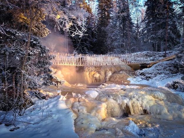 Sehr schöne Hängebrücke über Wasserfällen in Karelien