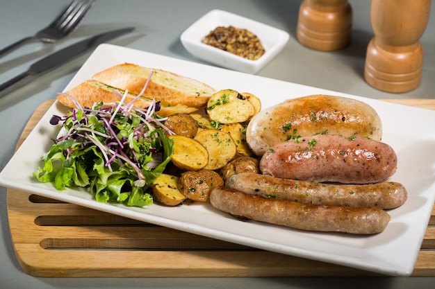 Foto sehr schöne wurst mit brotkartoffel und etwas gemüse