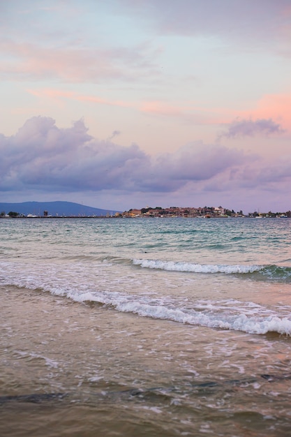 Sehr schöner Sommersonnenuntergang auf dem Meer Bulgarien, Nessebar